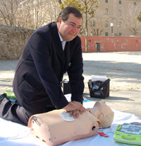 El alcalde, José Luis Fernández Quejo, en un ejercicio práctico de reanimación (Foto: Cedida)